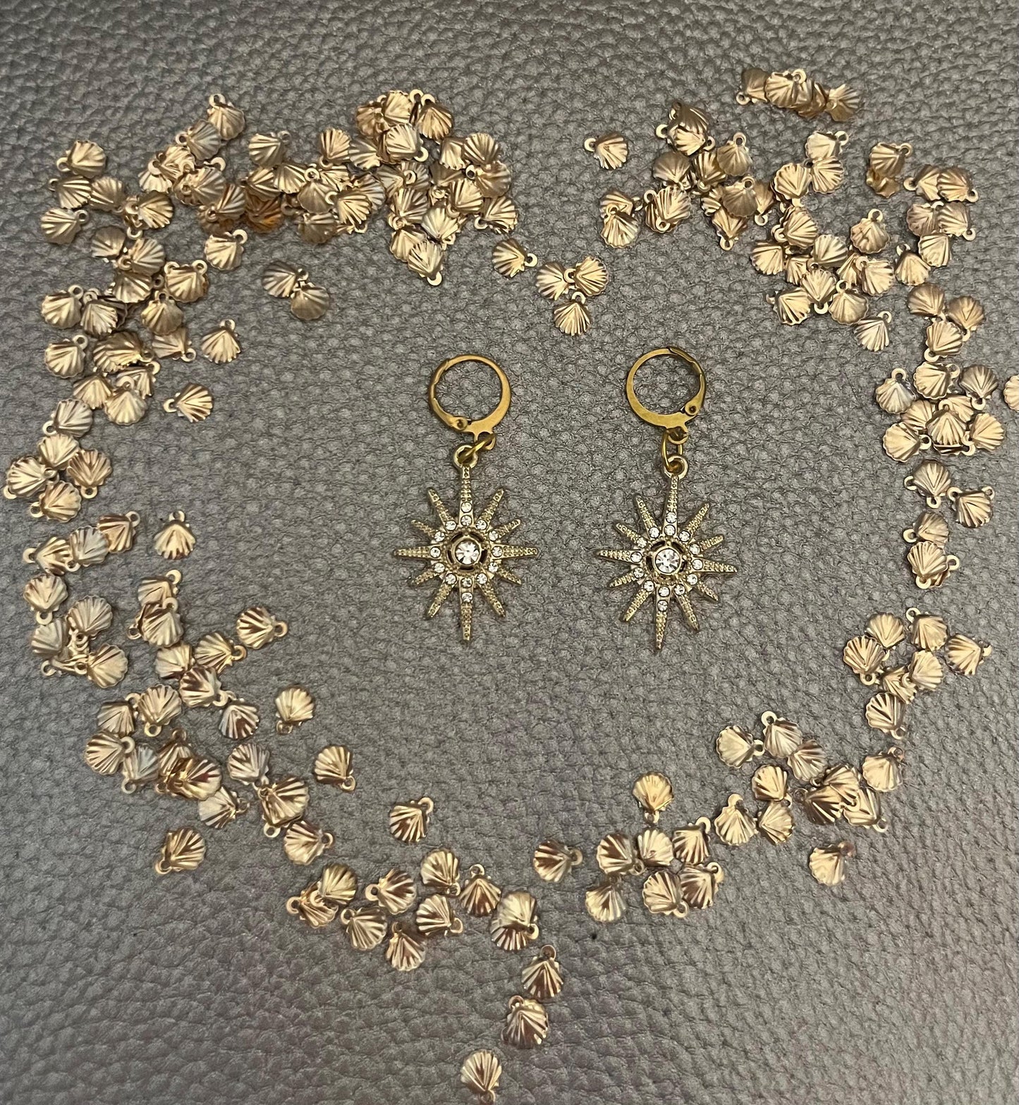 Beautiful gold star earrings with a dazzling design, perfect for adding a touch of sparkle to any outfit, ideal for special occasions or everyday wear.