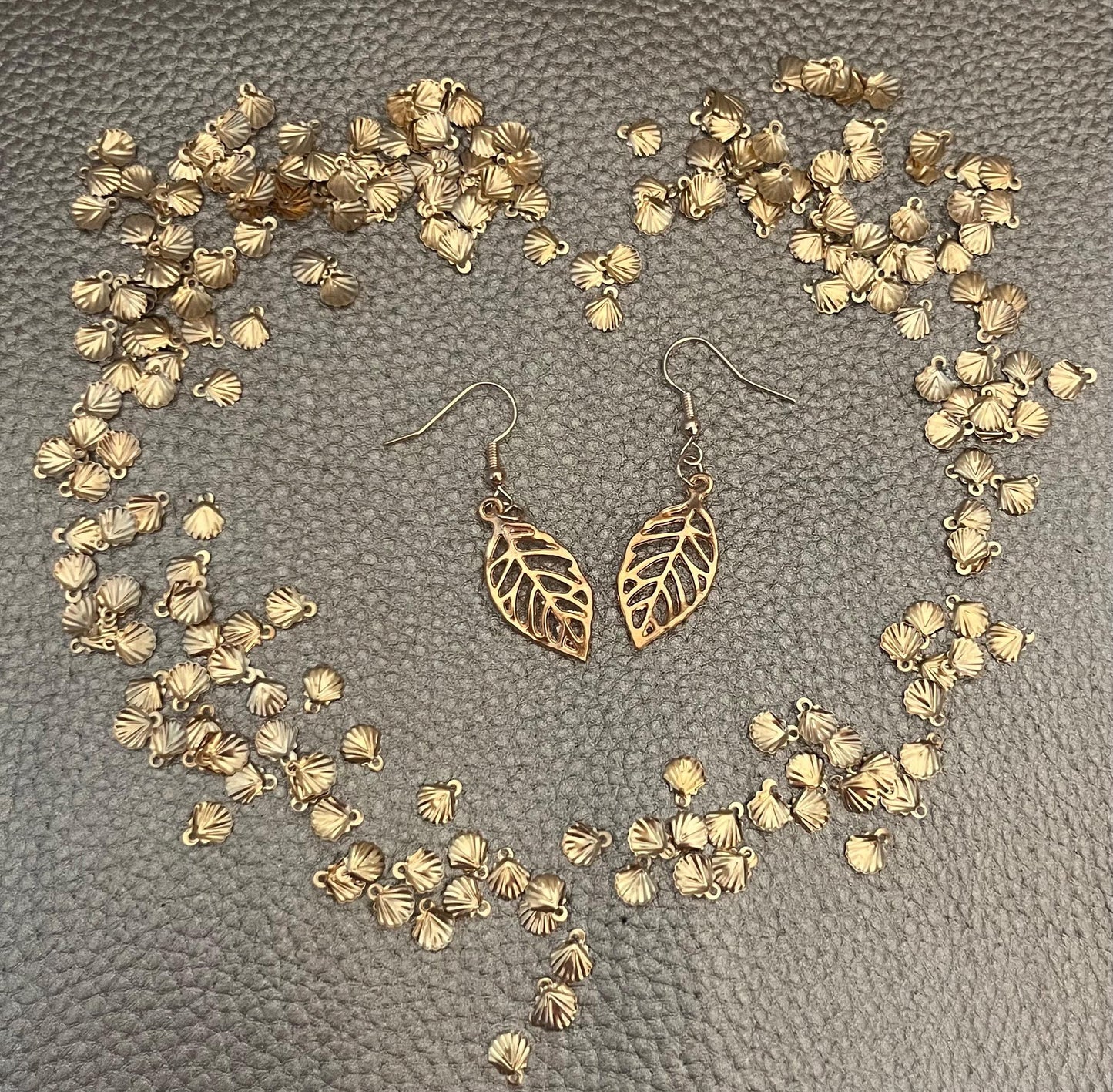 Chic gold leaf dangly earrings, ideal for autumn fashion, featuring a delicate design that adds a seasonal touch to any outfit