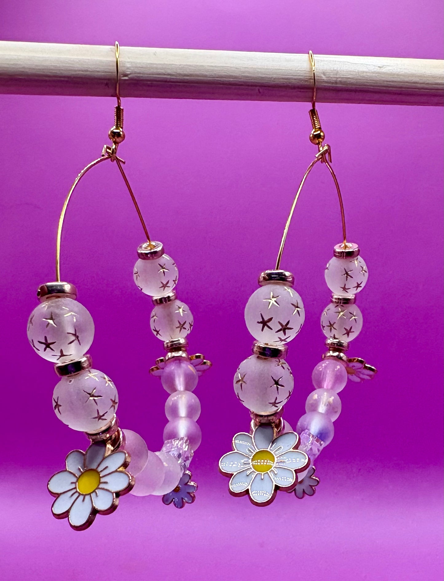 Stylish handmade beaded hoop earrings in a daisy gold design, featuring vibrant colors and floral accents, perfect for adding a touch of elegance to any outfit and ideal for spring and summer fashion.