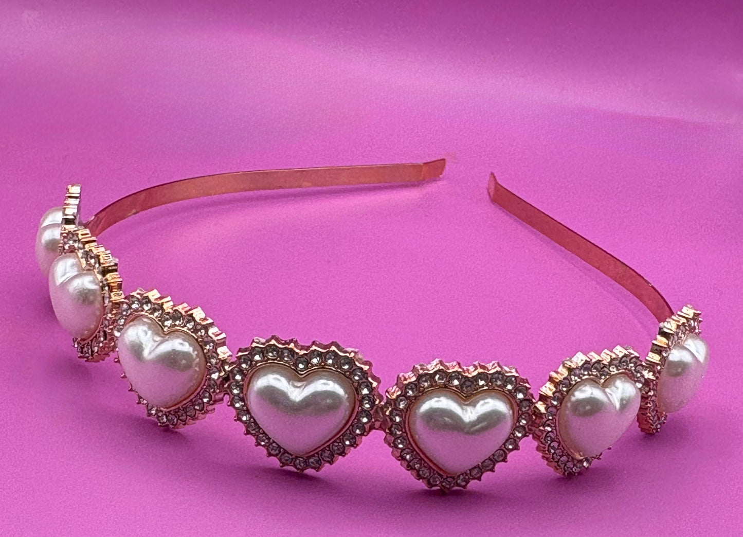 Stylish heart pearlescent glass rhinestone hand-decorated maximum comfort headband, ideal for casual and evening events and adding a touch of glamour to your outfit.