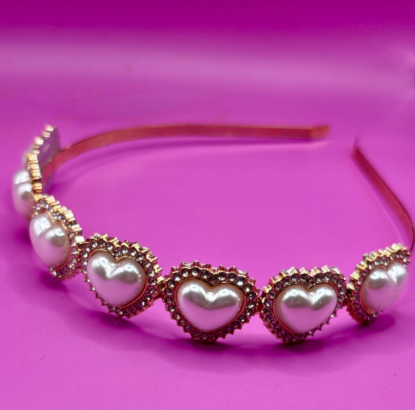 Stylish heart pearlescent glass rhinestone hand-decorated maximum comfort headband, ideal for casual and evening events and adding a touch of glamour to your outfit.
