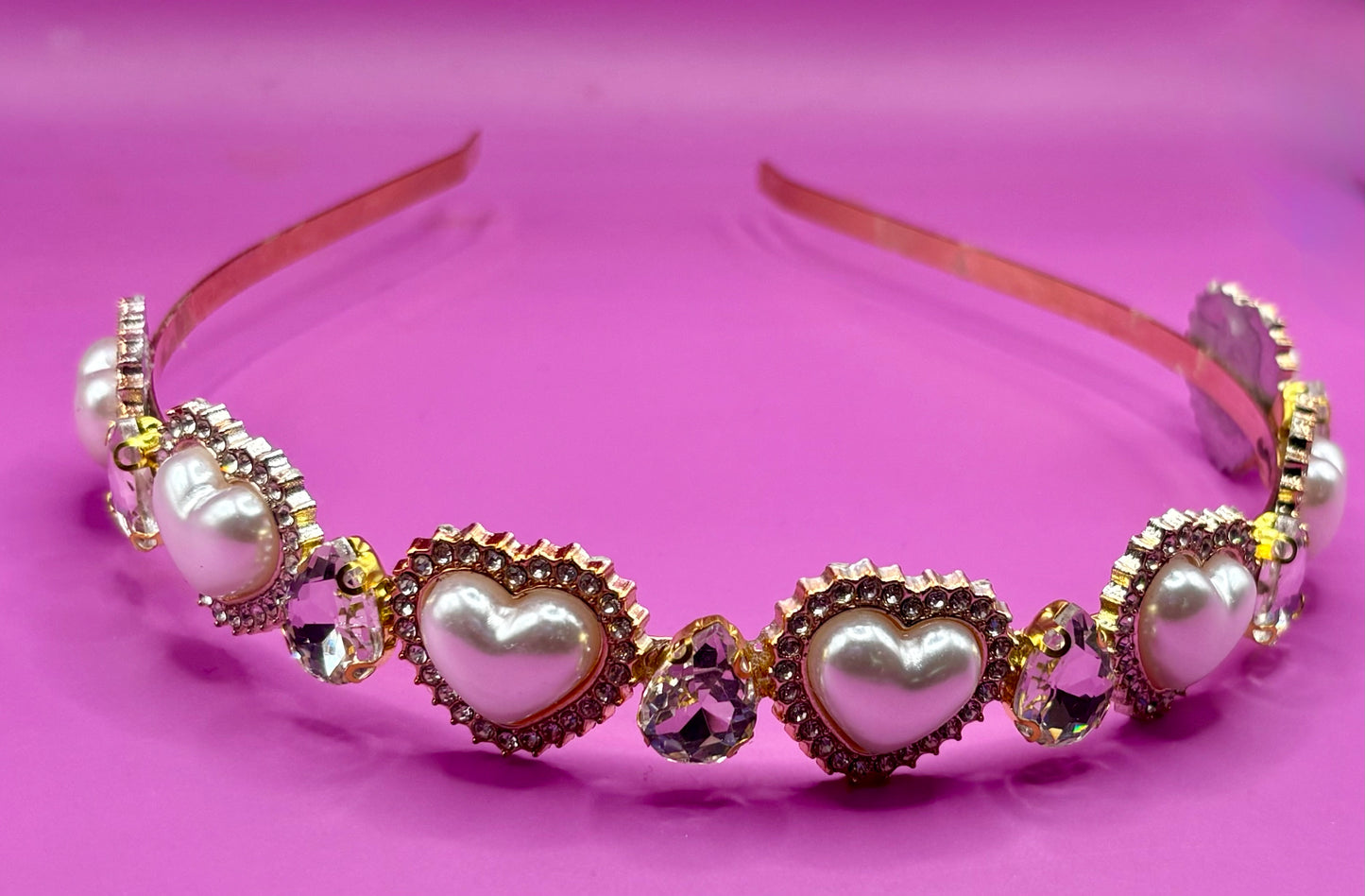 Stylish heart pearlescent glass rhinestone hand-decorated maximum comfort headband, ideal for casual and evening events and adding a touch of glamour to your outfit.