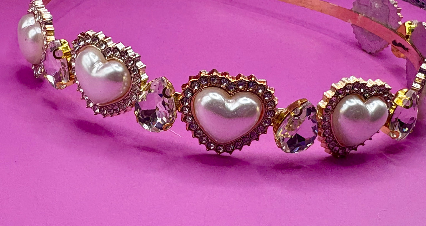 Stylish heart pearlescent glass rhinestone hand-decorated maximum comfort headband, ideal for casual and evening events and adding a touch of glamour to your outfit.