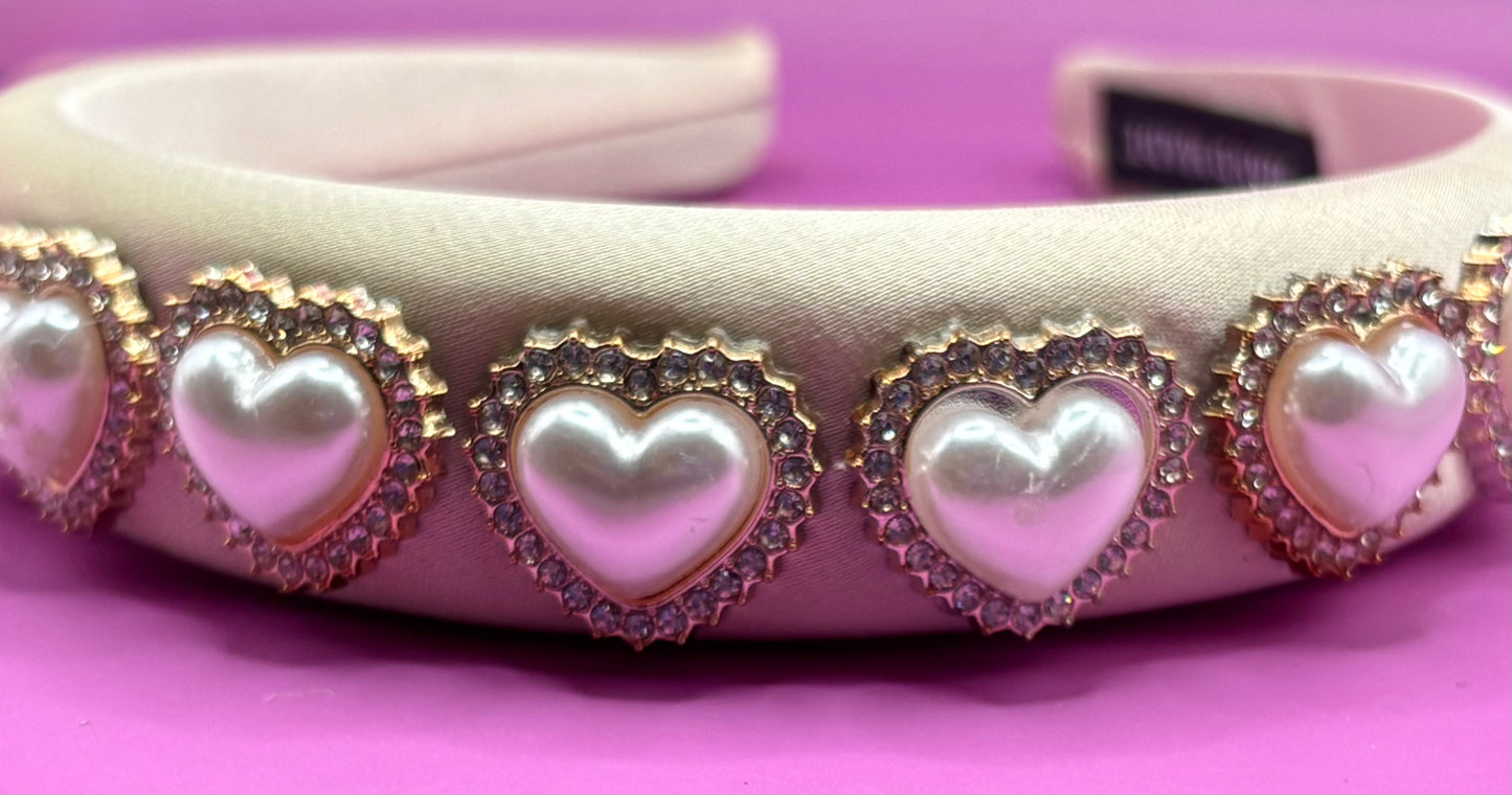 Stylish glass rhinestone hand-decorated velvet headband, ideal for casual and evening events and adding a touch of glamour to your outfit.