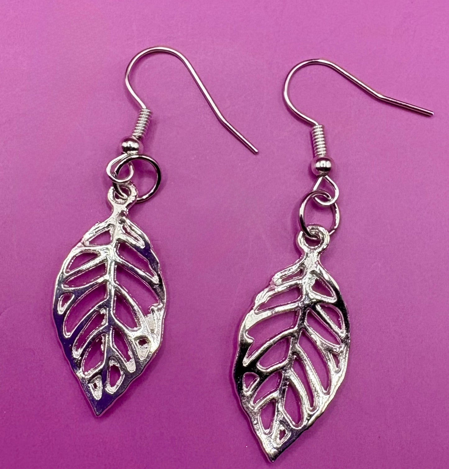 Chic gold leaf dangly earrings, ideal for autumn fashion, featuring a delicate design that adds a seasonal touch to any outfit