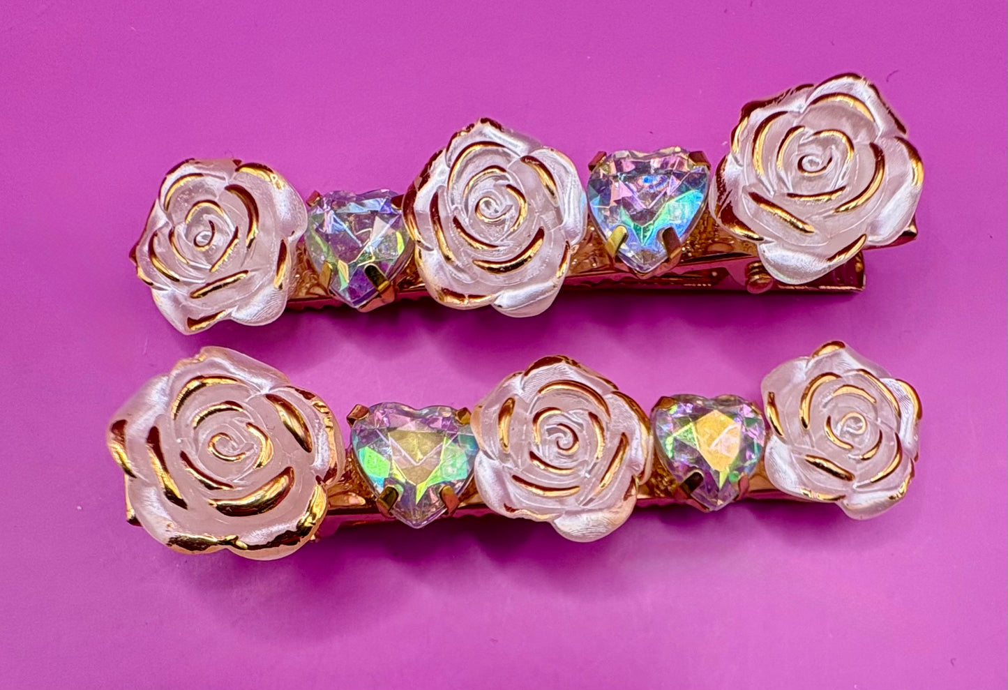 Stylish silver gold pearlescent hair clip with sparkling pearl accents, perfect for elegant hairstyles and special occasions.