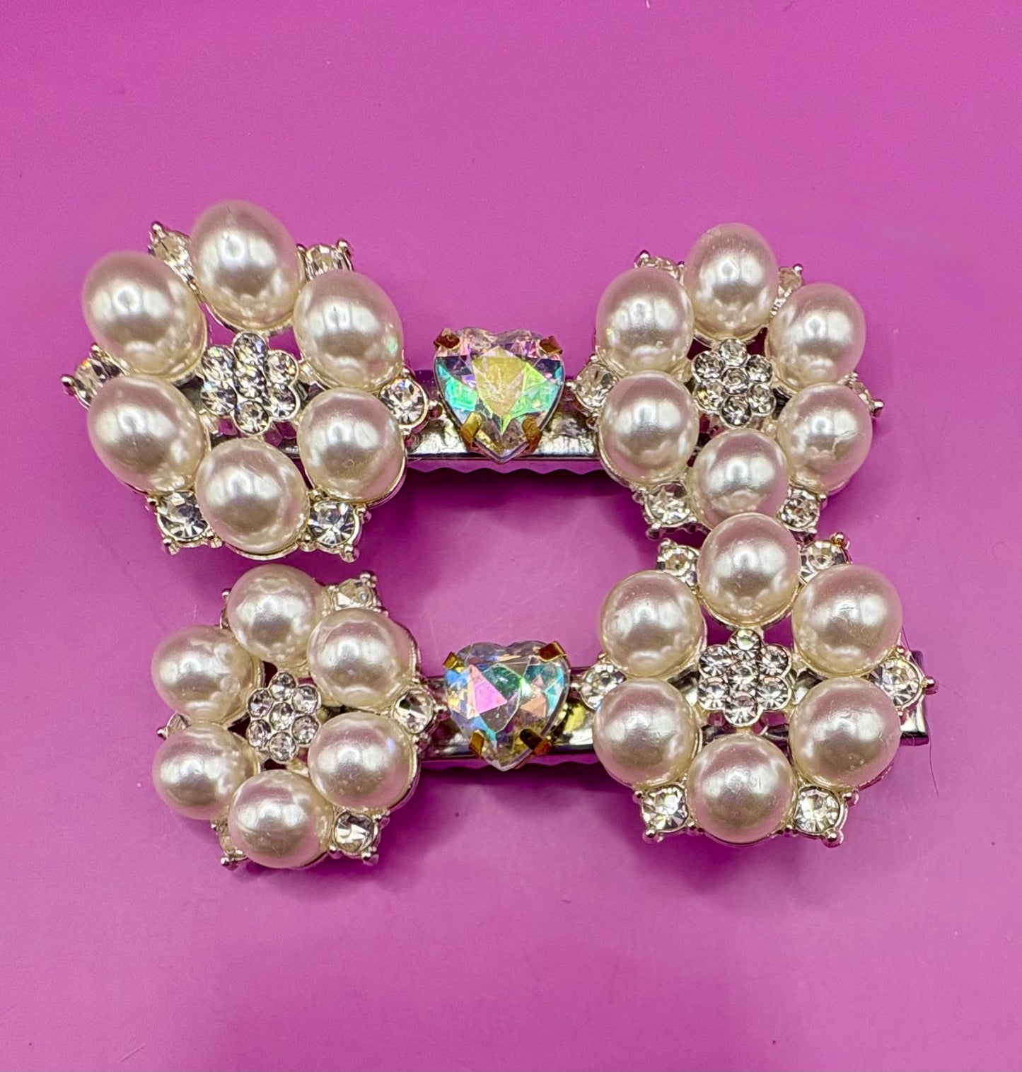 Stylish silver gold pearlescent hair clip with sparkling pearl accents, perfect for elegant hairstyles and special occasions.