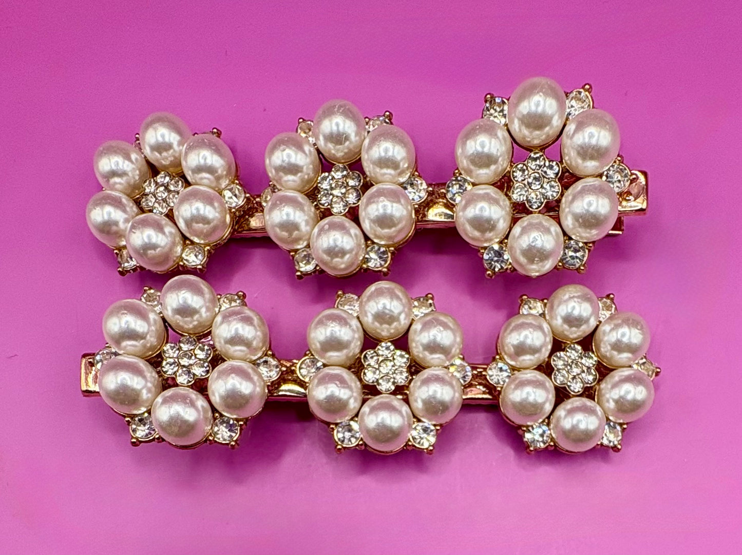 Stylish silver gold pearlescent hair clip with sparkling pearl accents, perfect for elegant hairstyles and special occasions.