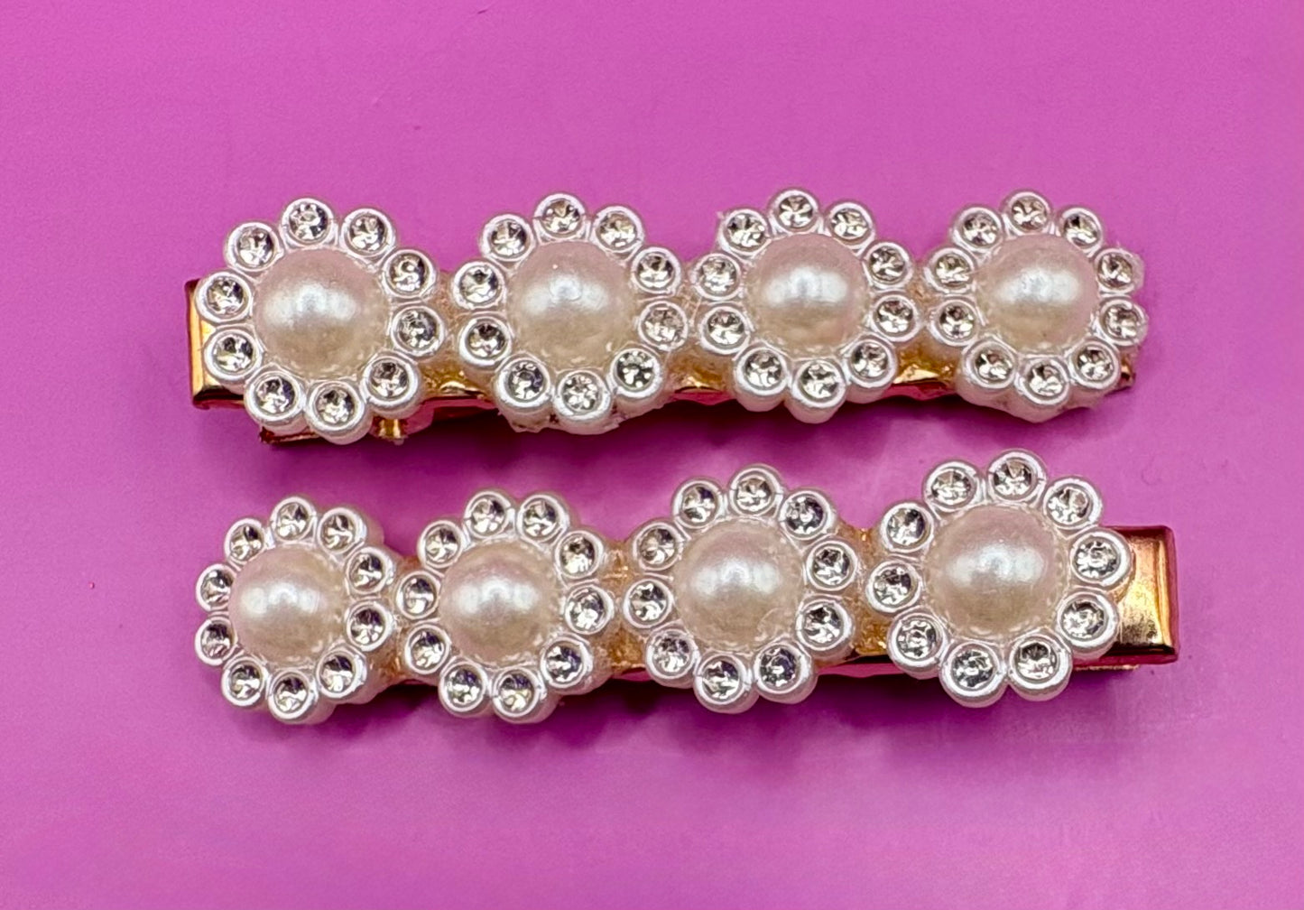 Stylish silver gold pearlescent hair clip with sparkling pearl accents, perfect for elegant hairstyles and special occasions.