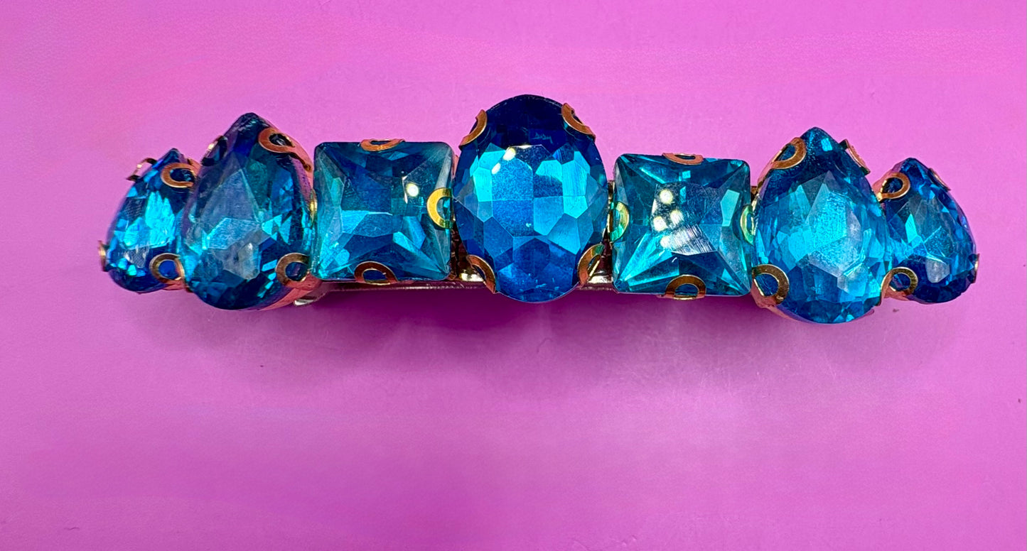 Eye-catching glass rhinestone statement prong clip for hair, perfect for elevating your hairstyle with glamorous sparkle and shine.