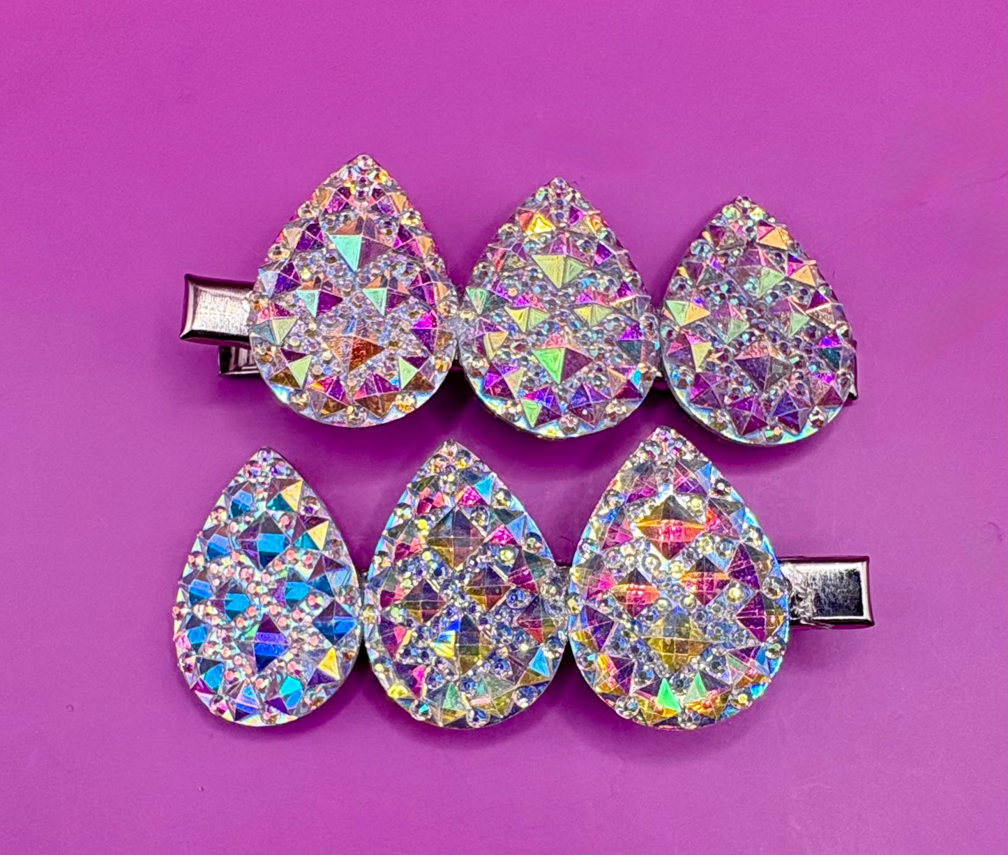 Charming heart oval glitter sparkly small hair clip, ideal for adding a touch of whimsy and sparkle to your hairstyle