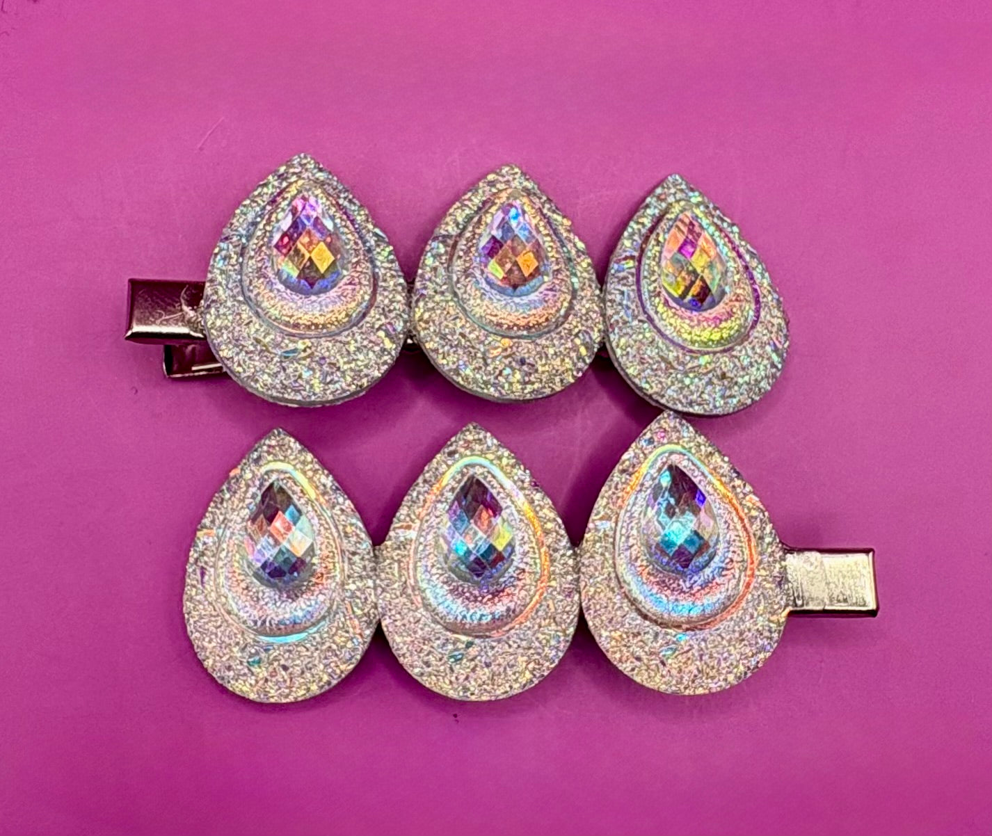 Charming heart oval glitter sparkly small hair clip, ideal for adding a touch of whimsy and sparkle to your hairstyle