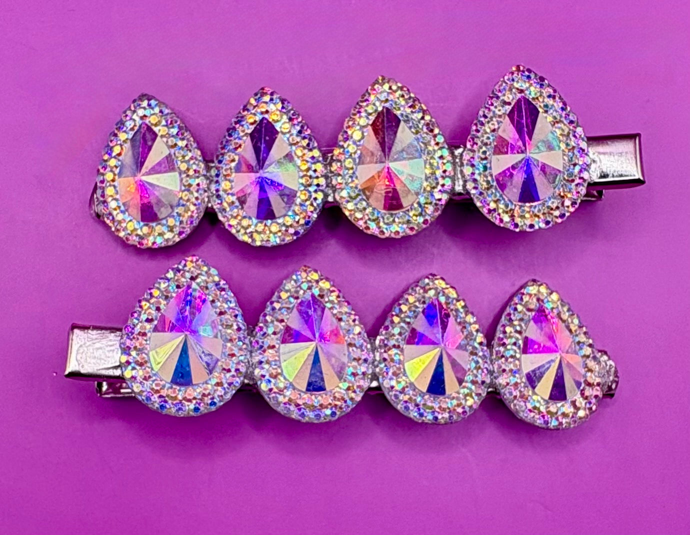 Charming heart oval glitter sparkly small hair clip, ideal for adding a touch of whimsy and sparkle to your hairstyle