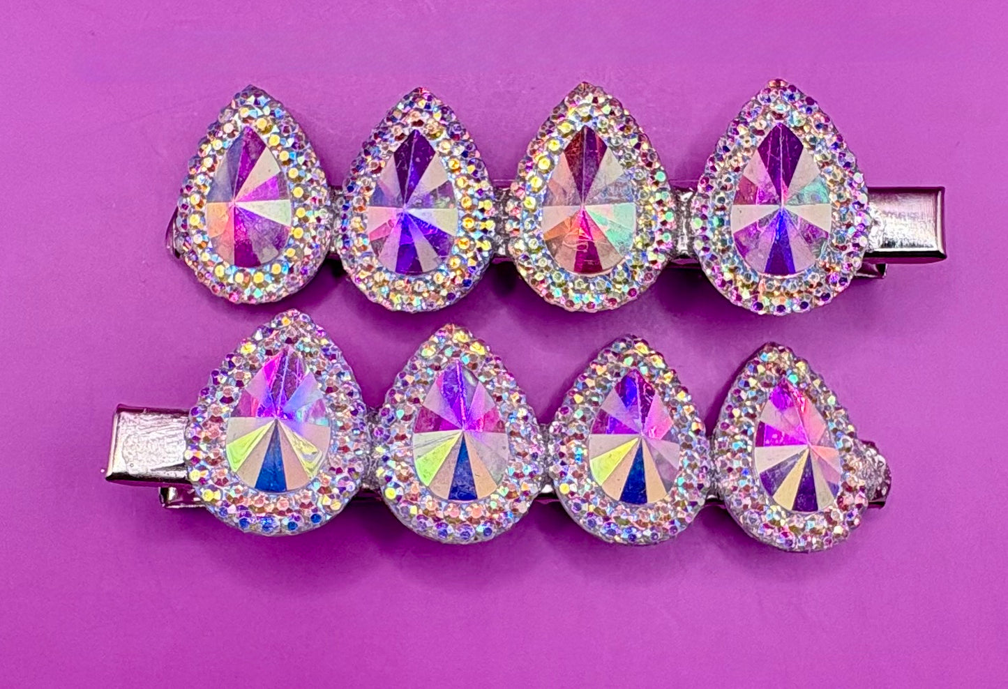 Charming heart oval glitter sparkly small hair clip, ideal for adding a touch of whimsy and sparkle to your hairstyle