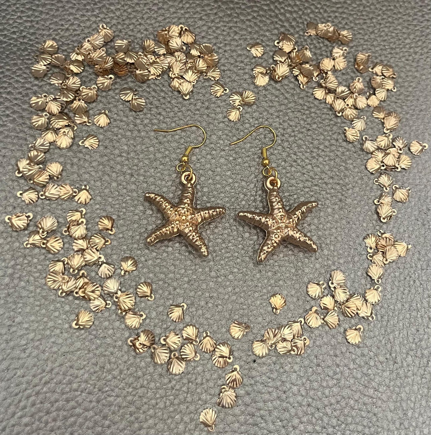 Eye-catching large starfish earrings, perfect for beach lovers and ocean-themed accessories, adding a playful touch to any outfit.