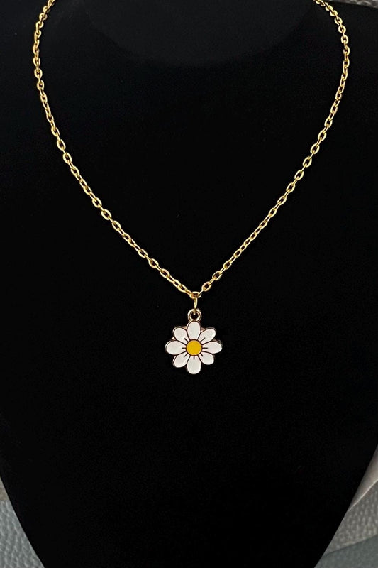 Gold daisy pendant necklace, featuring a charming floral design, perfect for adding a touch of elegance and whimsy to any outfit.