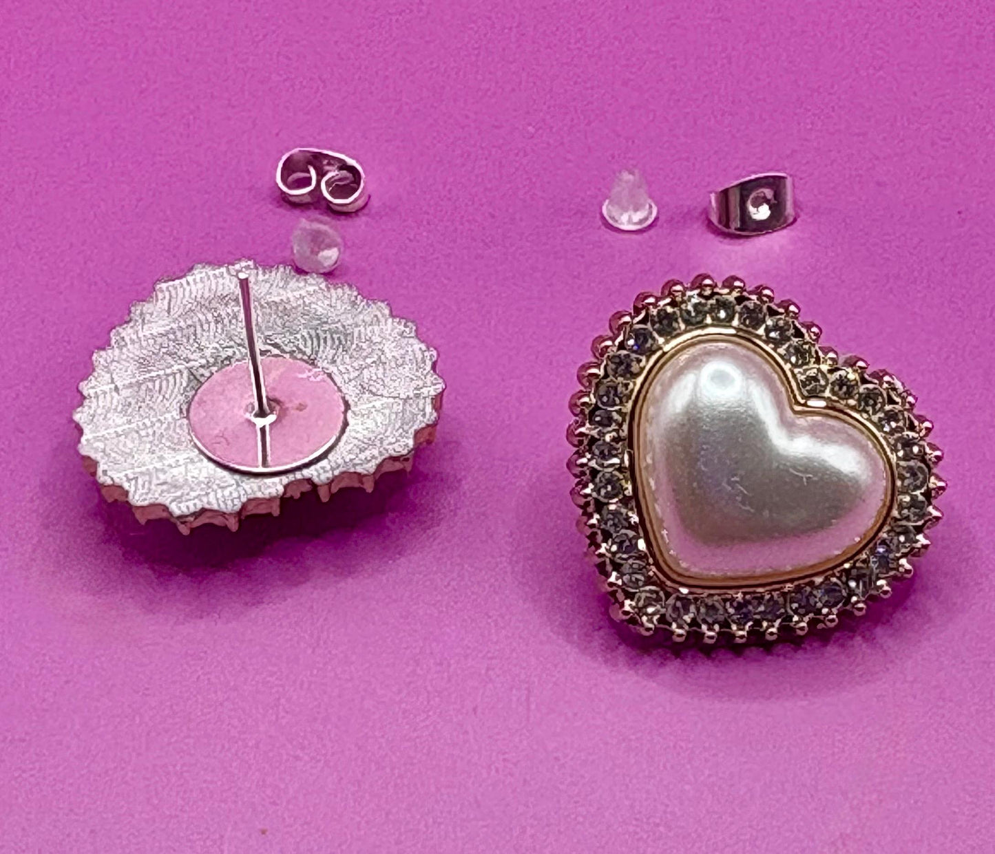 Elegant rose gold heart-shaped earrings featuring lustrous pearls, ideal for adding a touch of sophistication and romance to any jewelry collection.