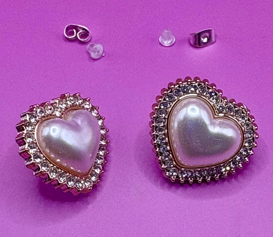 Elegant rose gold heart-shaped earrings featuring lustrous pearls, ideal for adding a touch of sophistication and romance to any jewelry collection.
