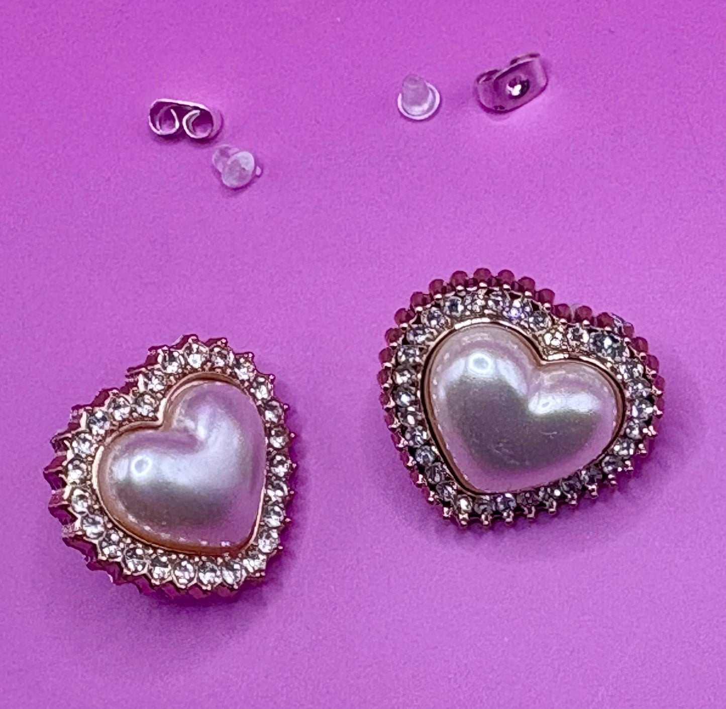 Elegant rose gold heart-shaped earrings featuring lustrous pearls, ideal for adding a touch of sophistication and romance to any jewelry collection.