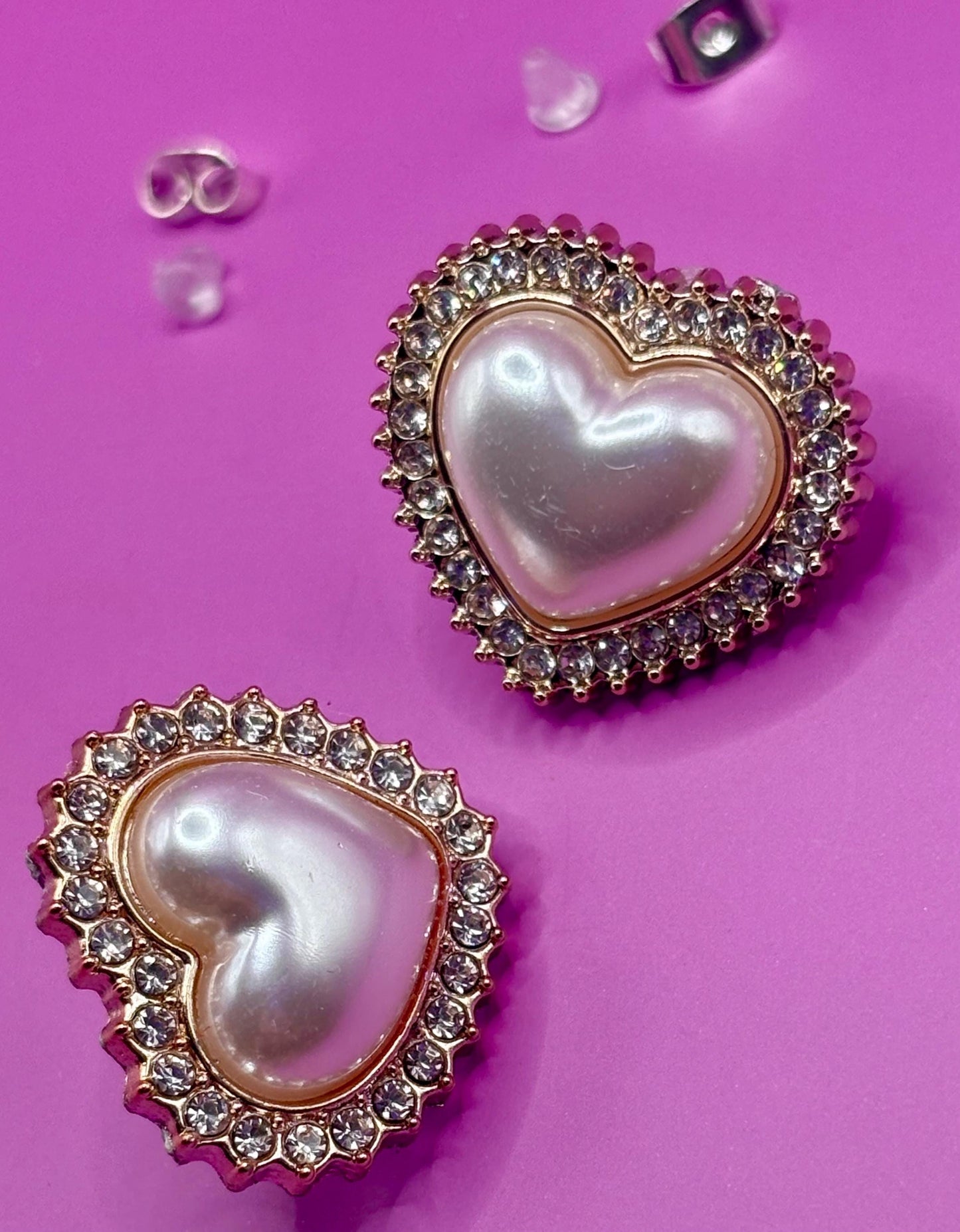 Elegant rose gold heart-shaped earrings featuring lustrous pearls, ideal for adding a touch of sophistication and romance to any jewelry collection.
