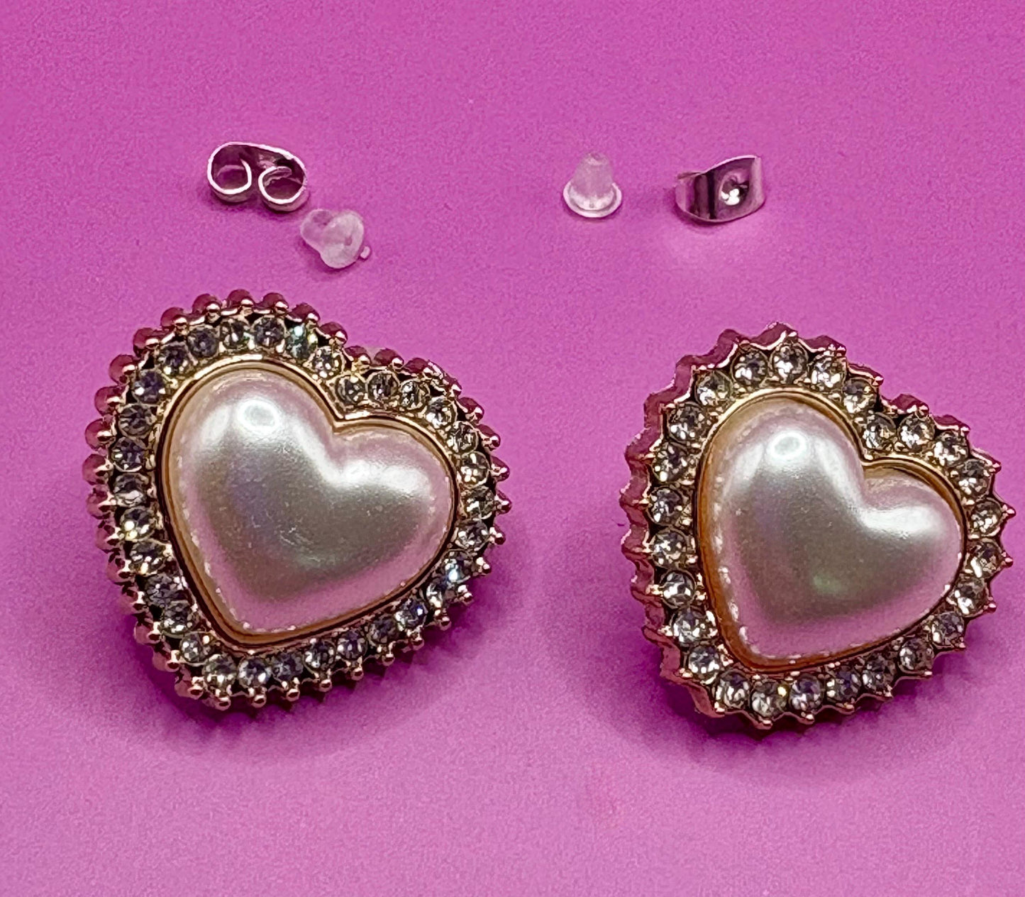 Elegant rose gold heart-shaped earrings featuring lustrous pearls, ideal for adding a touch of sophistication and romance to any jewelry collection.
