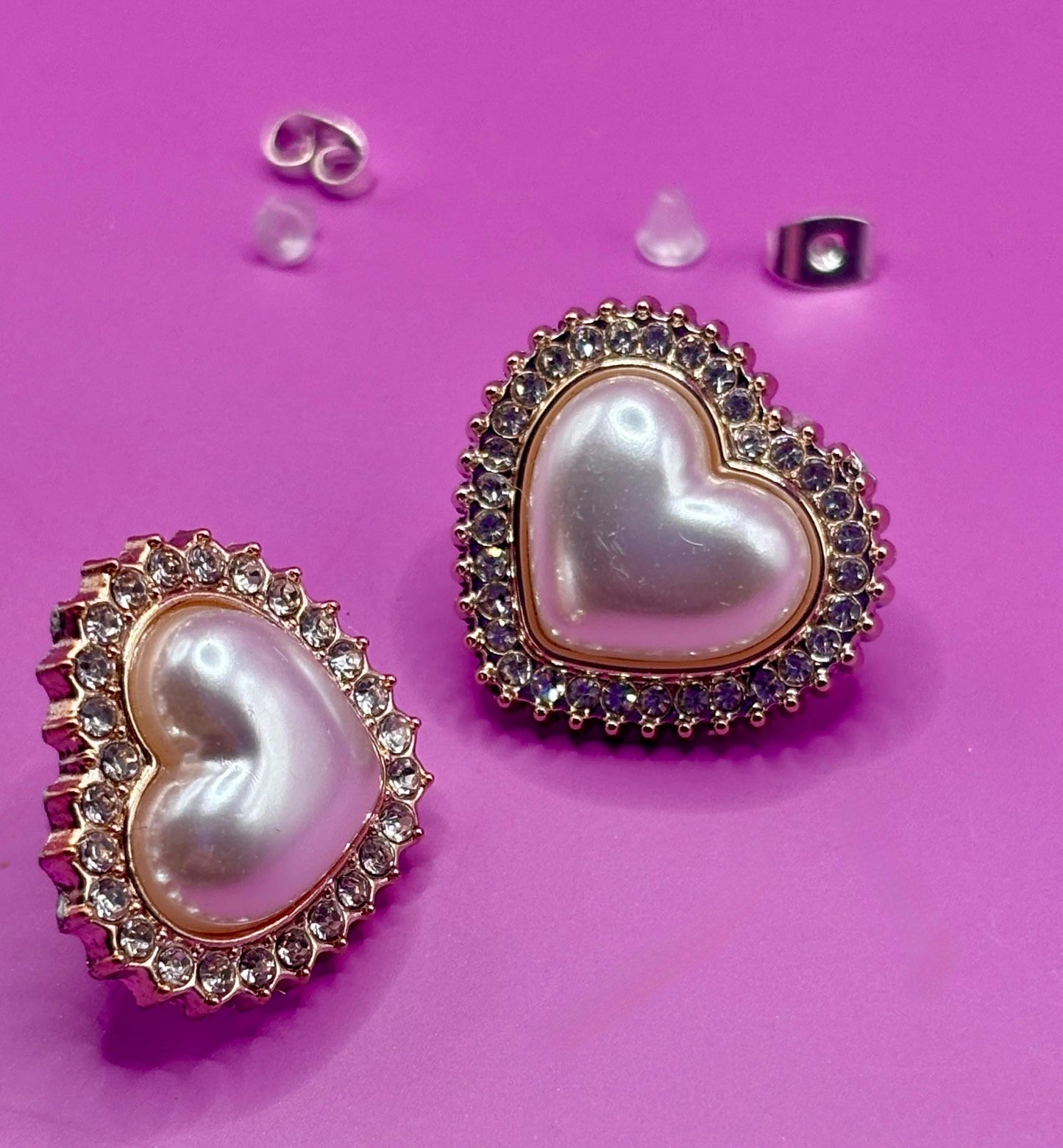 Elegant rose gold heart-shaped earrings featuring lustrous pearls, ideal for adding a touch of sophistication and romance to any jewelry collection.