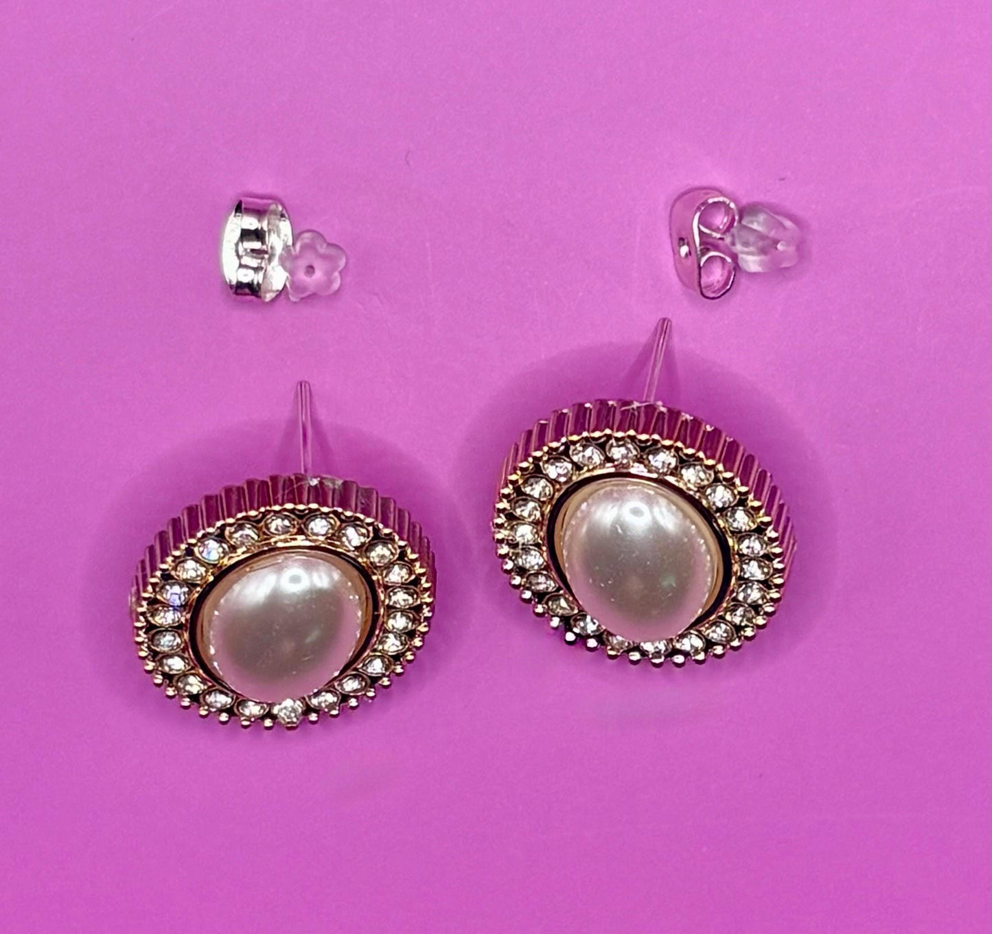 Elegant rose gold oval pearl earrings featuring a sophisticated design, ideal for enhancing your jewelry collection and perfect for special occasions or everyday wear.