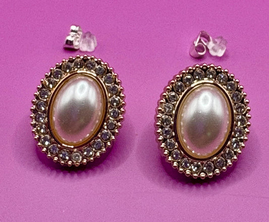 Elegant rose gold oval pearl earrings featuring a sophisticated design, ideal for enhancing your jewelry collection and perfect for special occasions or everyday wear.