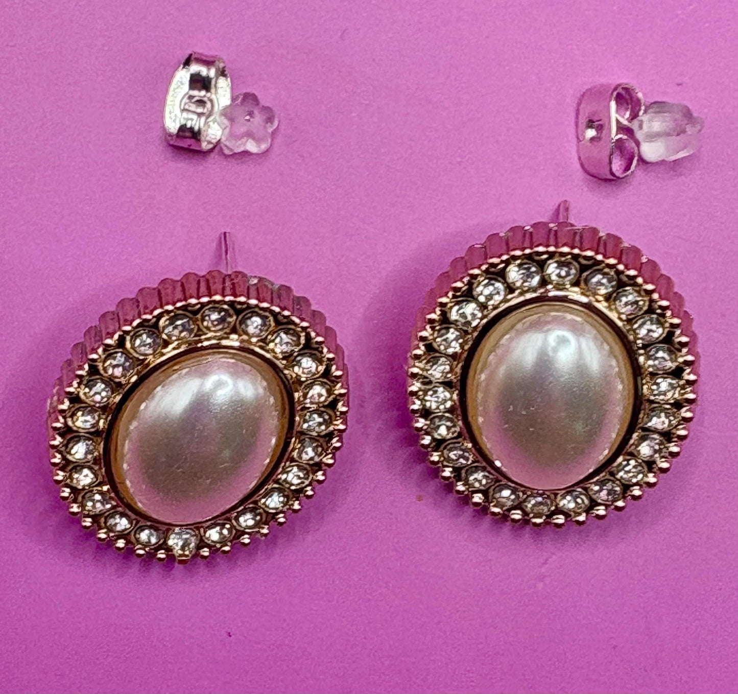 Elegant rose gold oval pearl earrings featuring a sophisticated design, ideal for enhancing your jewelry collection and perfect for special occasions or everyday wear.