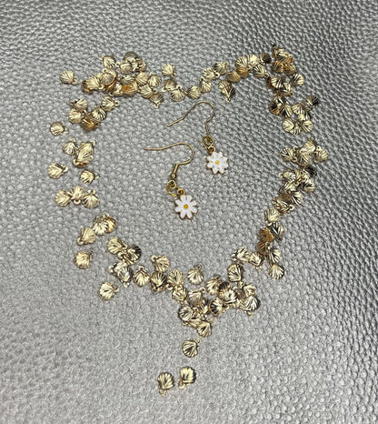 Charming gold daisy dangly earrings with delicate floral design, ideal for enhancing your style with a touch of nature-inspired elegance.