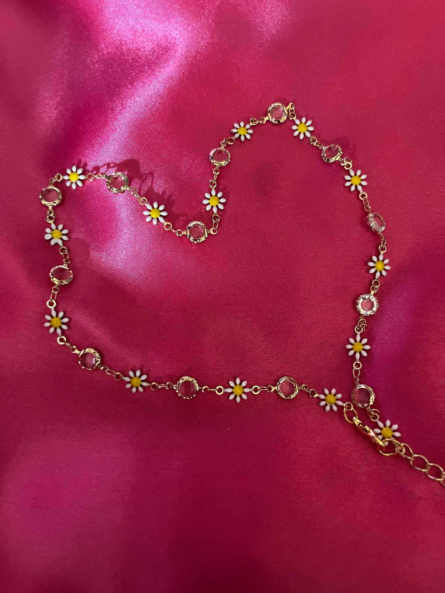 Daisy chain necklace. Colour-gold