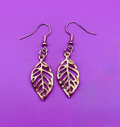 Chic gold leaf dangly earrings, ideal for autumn fashion, featuring a delicate design that adds a seasonal touch to any outfit