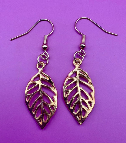 Chic gold leaf dangly earrings, ideal for autumn fashion, featuring a delicate design that adds a seasonal touch to any outfit