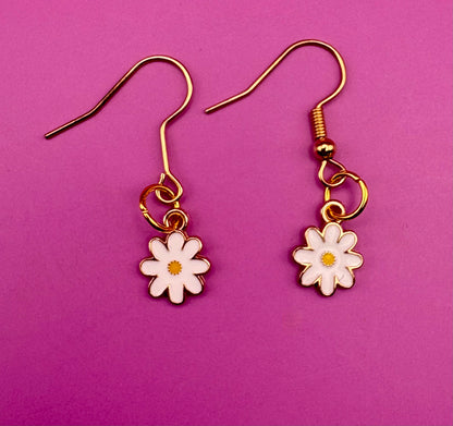 Charming gold daisy dangly earrings with delicate floral design, ideal for enhancing your style with a touch of nature-inspired elegance.