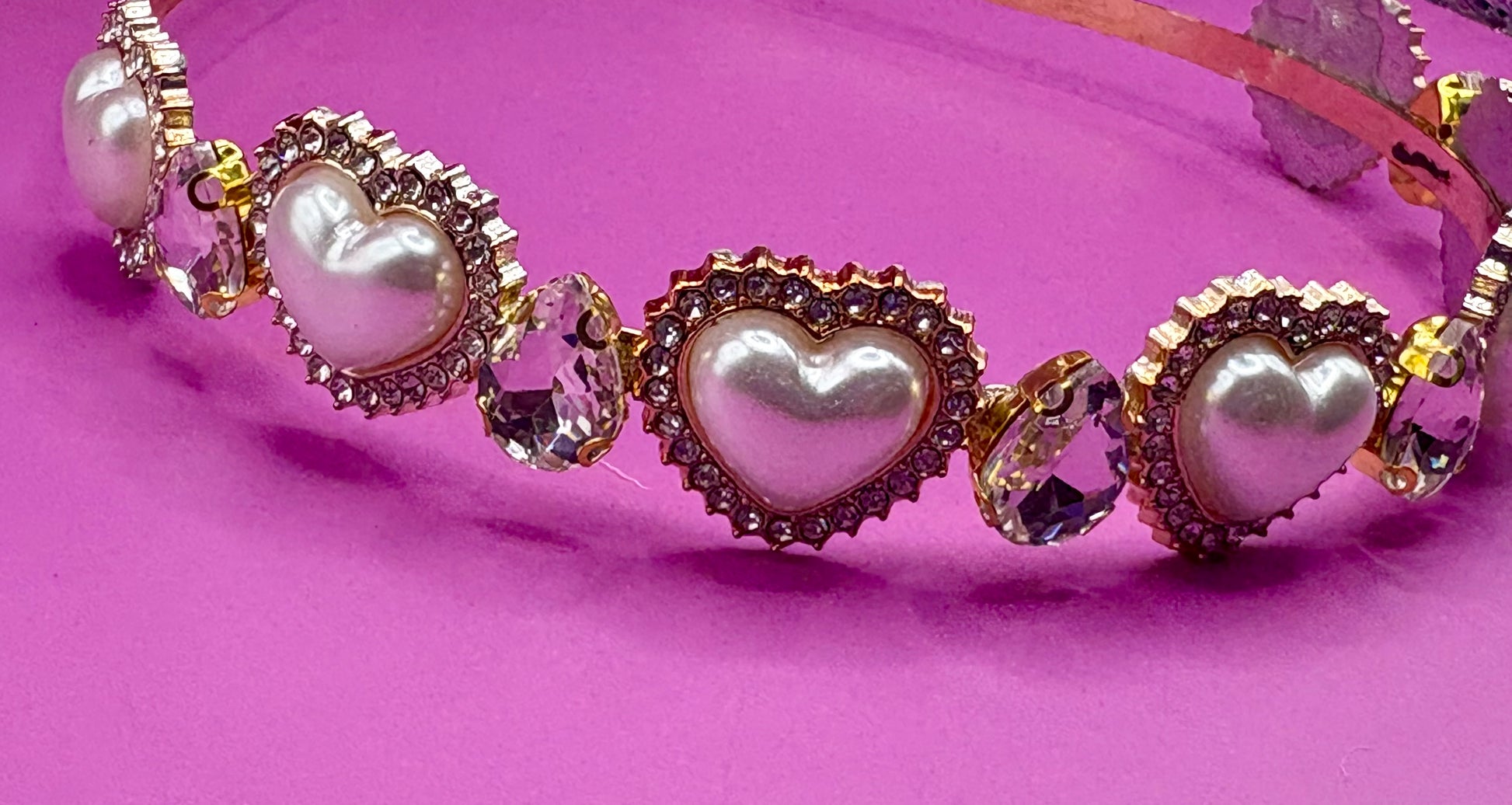 Stylish heart pearlescent glass rhinestone hand-decorated maximum comfort headband, ideal for casual and evening events and adding a touch of glamour to your outfit.