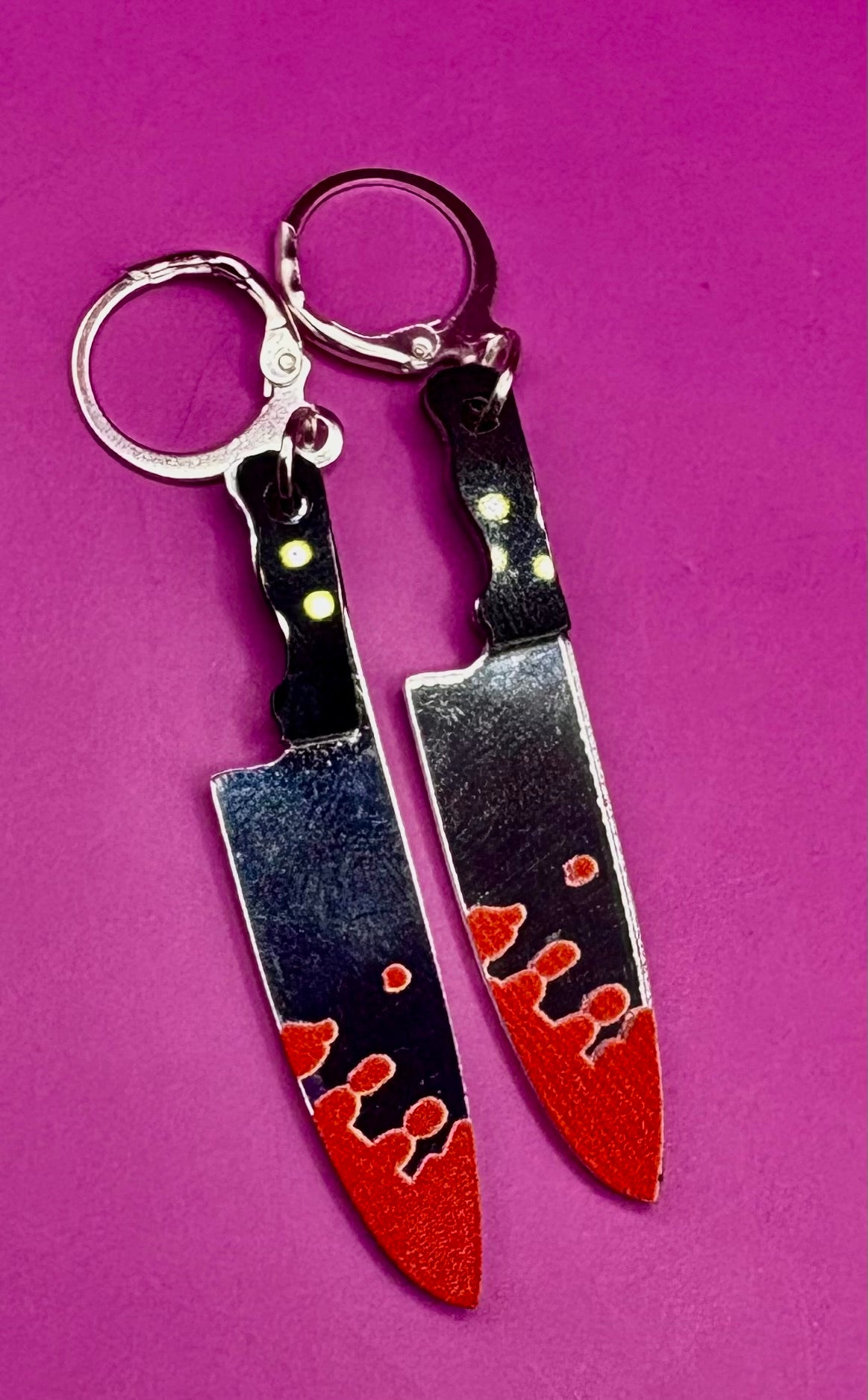 Spooky Halloween Earrings Featuring Realistic Fake Knives and Axes with Blood Detail - Scary Horror Accessories Inspired by Thriller Movies - Perfect for Halloween Costumes and Decorations