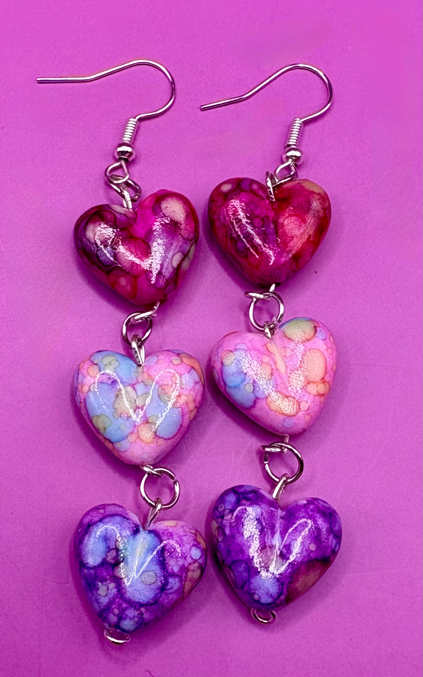 Elegant long dangly drop earrings featuring marble heart-shaped resin designs, ideal for enhancing your outfit with a chic and modern accessory for any event.