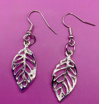 Chic gold leaf dangly earrings, ideal for autumn fashion, featuring a delicate design that adds a seasonal touch to any outfit