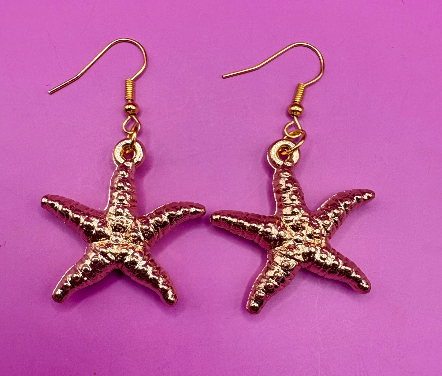 Eye-catching large starfish earrings, perfect for beach lovers and ocean-themed accessories, adding a playful touch to any outfit.
