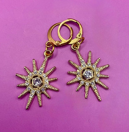 Beautiful gold star earrings with a dazzling design, perfect for adding a touch of sparkle to any outfit, ideal for special occasions or everyday wear.