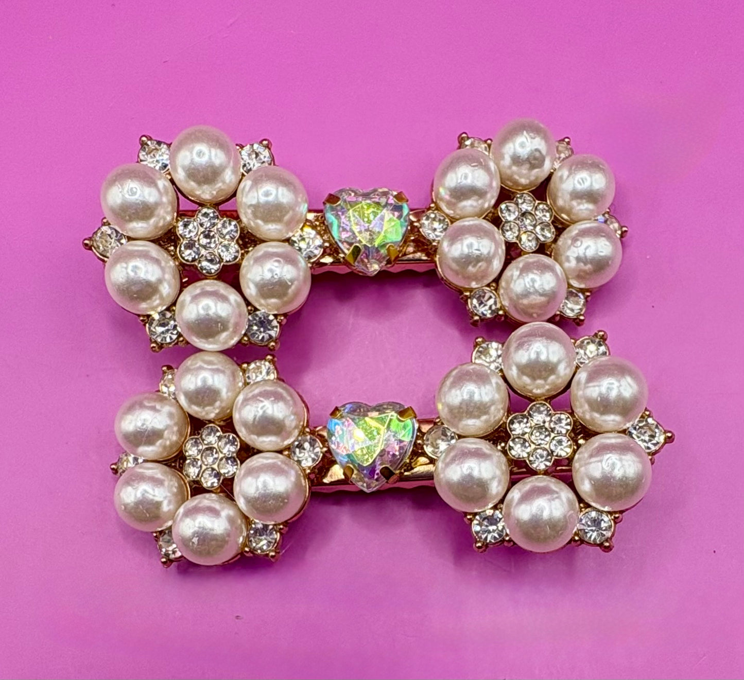 Stylish silver  gold pearlescent hair clip with sparkling pearl accents, perfect for elegant hairstyles and special occasions.