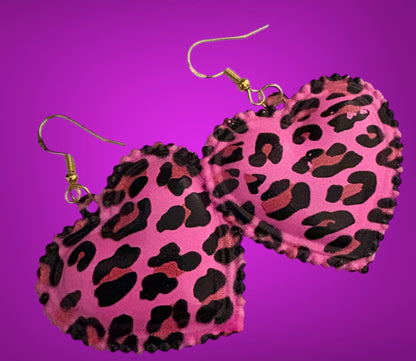 Trendy heart pendant necklace featuring a leopard print design in pink, perfect for adding a bold and stylish statement to any outfit, ideal for animal print lovers and fashion enthusiasts.