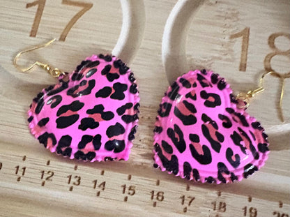 Trendy heart pendant necklace featuring a leopard print design in pink, perfect for adding a bold and stylish statement to any outfit, ideal for animal print lovers and fashion enthusiasts.