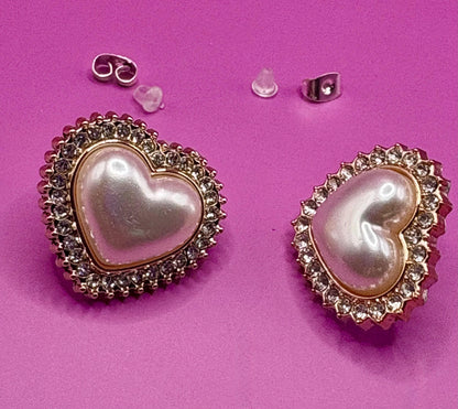 Elegant rose gold heart-shaped earrings featuring lustrous pearls, ideal for adding a touch of sophistication and romance to any jewelry collection.