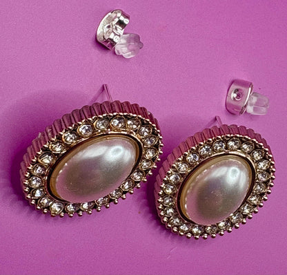 Elegant rose gold oval pearl earrings featuring a sophisticated design, ideal for enhancing your jewelry collection and perfect for special occasions or everyday wear.