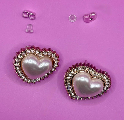 Elegant rose gold heart-shaped earrings featuring lustrous pearls, ideal for adding a touch of sophistication and romance to any jewelry collection.
