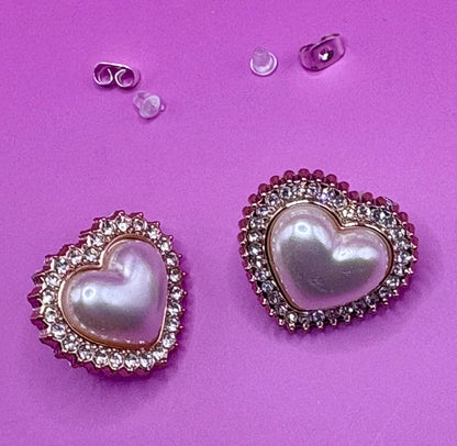 Elegant rose gold heart-shaped earrings featuring lustrous pearls, ideal for adding a touch of sophistication and romance to any jewelry collection.
